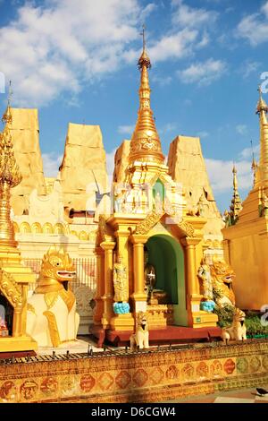 Gebäude und Orte an der Shwedagon-Pagode in Yangon, Myanmar, 19. Januar 2013 zu beten. Stockfoto