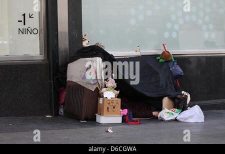 Ein Bettler bittet um Hilfe an der Gran Via in Madrid am 15.04.2013. Foto: Fabian Stratenschulte Stockfoto