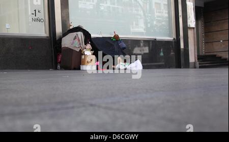 Ein Bettler bittet um Hilfe an der Gran Via in Madrid am 15.04.2013. Foto: Fabian Stratenschulte Stockfoto