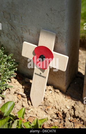 Hölzerne Erinnerung Kreuz und Mohn auf dem Devonshire-Friedhof in Mametz, Nord-Frankreich. Stockfoto