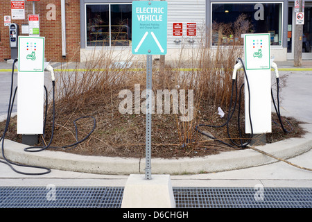 Elektrofahrzeug-Ladestationen auf einem Parkplatz an der immergrünen Ziegelei in Toronto, Ontario, Kanada, Stockfoto