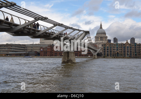 Die Millennium bridge über die Themse von Tate Modern, St. Pauls Cathedral in London Stockfoto