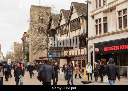 Shopper in alten historischen Stadt Zentrum an der Fußgängerzone Cornmarket Street in Oxford, Oxfordshire, England, UK, Großbritannien Stockfoto