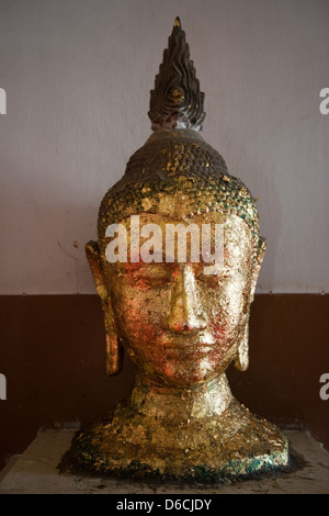 Ayutthaya, Thailand, Büste des Buddha in Phra Wihan Mongkons Bophit Stockfoto