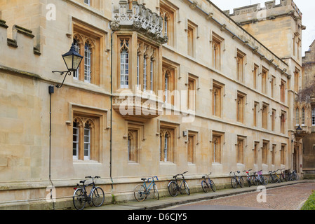 Pembroke College mit Fahrrädern gegen die Wand außen gelehnt. Oxford, Oxfordshire, England, Großbritannien, Großbritannien Stockfoto