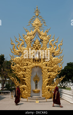 Chiang Rai, Thailand, zwei Mönche im weißen Tempel Wat Rong Khun Stockfoto