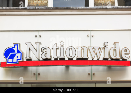 Nationwide Building Society Schild mit Namen und Logo oberhalb einer Bankfiliale. England, UK, Großbritannien Stockfoto