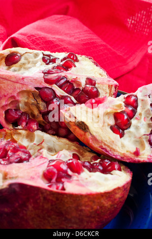 Stück eine Granate auf roter Serviette Hintergrund Stockfoto