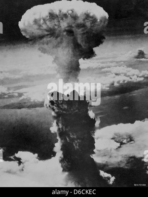 Dieses Bild zeigt eine Wolkenbildung über Nagasaki, Japan, nach dem Abwurf einer Atombombe während des Zweiten Weltkriegs. Es liefert eine visuelle historische Aufzeichnung der Folgen der Bombe und ihrer Auswirkungen auf die Region. Stockfoto
