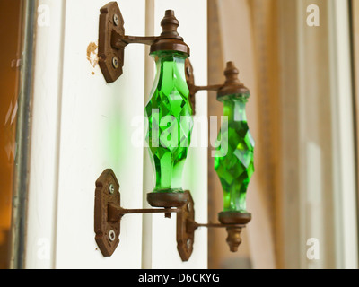 Ein grünes Glas Vintage Türgriff auf Glastür. Stockfoto