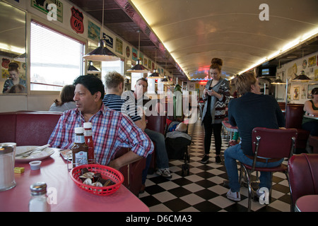 Kunden sitzen an einem Tisch am Starvin Marvin Diner London mit Kellnerin Behing Bestellannahme Stockfoto