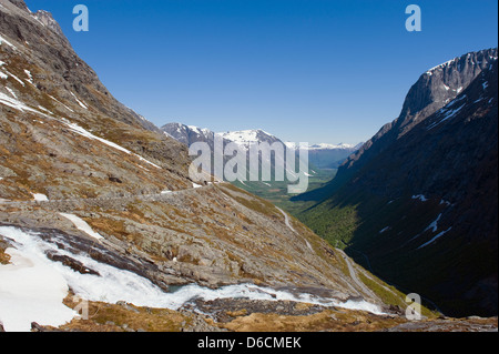 Wasserfall und kurvenreiche Straße Trollstigen, Trolle Weg, Norwegen, Skandinavien, Europa Stockfoto