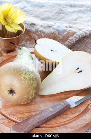 Birnen auf Schneidebrett Stockfoto