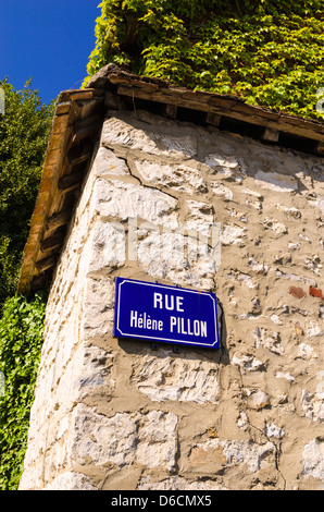 Straßenschild und Efeu an der Steinmauer, Giverny, Normandie, Frankreich Stockfoto