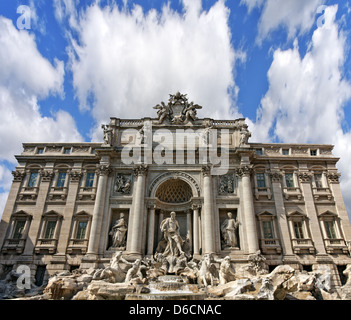 Trevi-Brunnen am blauen Himmel Stockfoto