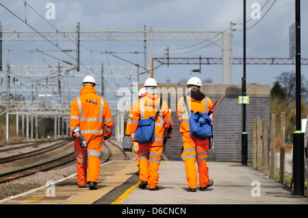 Network Rail Wartungstechniker entlang Rugeley Trent Valley Railway Station Stockfoto