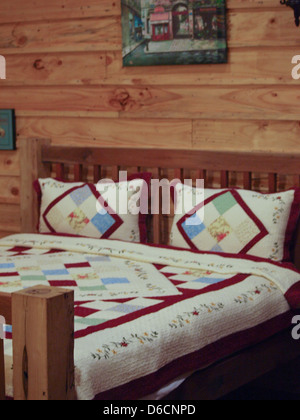 Schlafzimmer in einem Blockhaus Haus Stockfoto