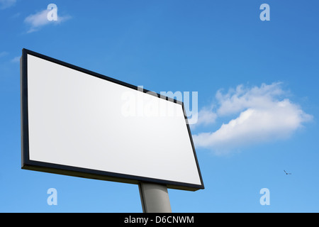 Große weiße Werbewand am blauen Himmel Stockfoto