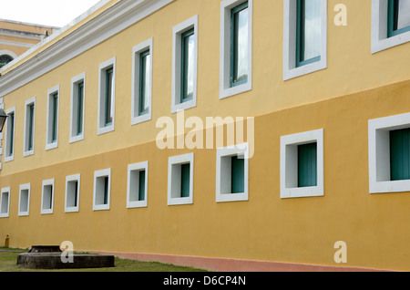 Windows auf gelbe Gebäude der Escuela de Artes Plasticas, Schule für bildende Künste, Old San Juan, Puerto Rico Stockfoto