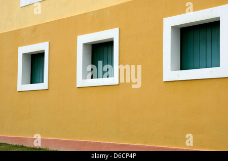 Windows auf gelbe Gebäude der Escuela de Artes Plasticas, Schule für bildende Künste, Old San Juan, Puerto Rico Stockfoto