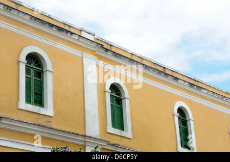 Windows auf gelbe Gebäude der Escuela de Artes Plasticas, Schule für bildende Künste, Old San Juan, Puerto Rico Stockfoto