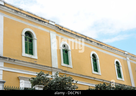 Windows auf gelbe Gebäude der Escuela de Artes Plasticas, Schule für bildende Künste, Old San Juan, Puerto Rico Stockfoto