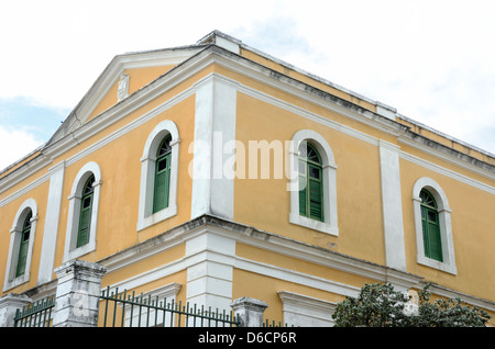 Windows auf gelbe Gebäude der Escuela de Artes Plasticas, Schule für bildende Künste, Old San Juan, Puerto Rico Stockfoto