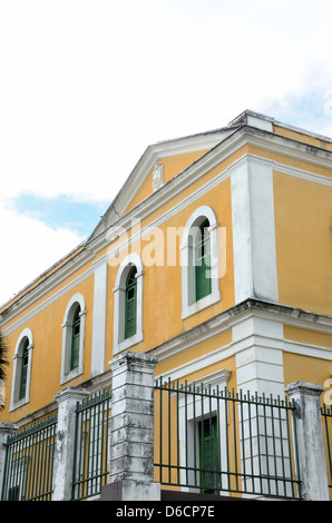 Windows auf gelbe Gebäude der Escuela de Artes Plasticas, Schule für bildende Künste, Old San Juan, Puerto Rico Stockfoto