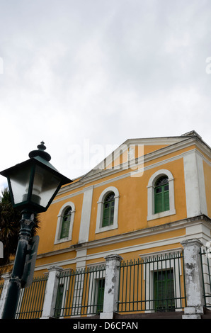 Windows auf gelbe Gebäude der Escuela de Artes Plasticas, Schule für bildende Künste, Old San Juan, Puerto Rico Stockfoto