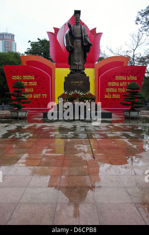 Vertikale Nahaufnahme von prominenten vietnamesische Kaiser Lý Thái Tổ aka Lý Công Uẩn, Hanoi gegründet. Stockfoto