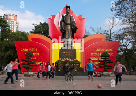 Horizontale Nahaufnahme von prominenten vietnamesische Kaiser Lý Thái Tổ aka Lý Công Uẩn, Hanoi gegründet. Stockfoto