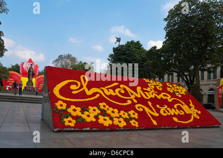 Horizontale Nahaufnahme Blumenschmuck feiert Neujahr, Tet, vor der Statue von Kaiser Lý Thái Tổ aka Lý Công Uẩn wh Stockfoto