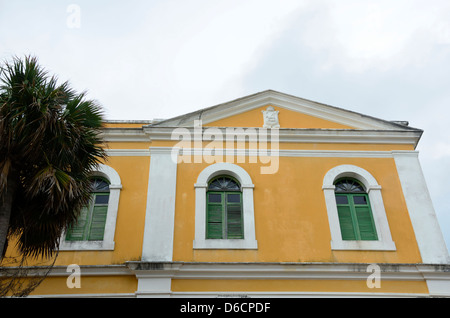 Windows auf gelbe Gebäude der Escuela de Artes Plasticas, Schule für bildende Künste, Old San Juan, Puerto Rico Stockfoto