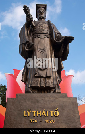 Vertikale Nahaufnahme der Statue des vietnamesischen Kaiser Lý Thái Tổ aka Lý Công Uẩn, Hanoi vor blauem Himmel gegründet. Stockfoto