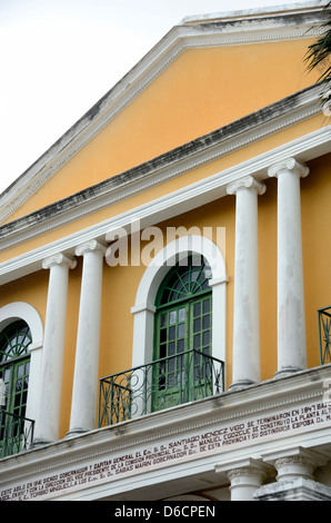 Windows auf gelbe Gebäude der Escuela de Artes Plasticas, Schule für bildende Künste, Old San Juan, Puerto Rico Stockfoto