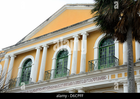 Windows auf gelbe Gebäude der Escuela de Artes Plasticas, Schule für bildende Künste, Old San Juan, Puerto Rico Stockfoto