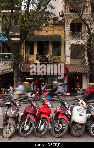 Vertikale Ansicht von vielen Mopeds geparkt am Straßenrand das bevorzugte Transportmittel in Vietnam. Stockfoto