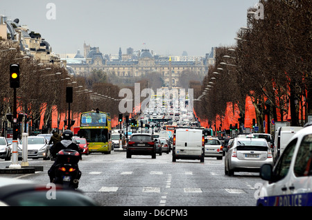 Auf der Suche nach unten The Champs-Elysees in Richtung Place De La Concorde und das Louvre-Paris-Frankreich Stockfoto