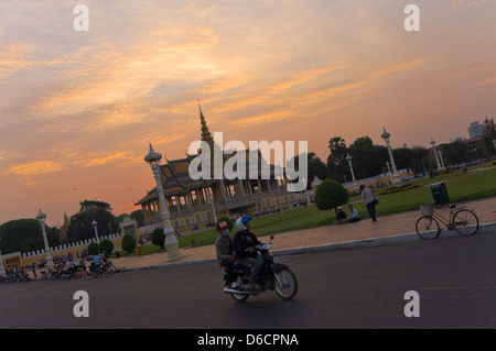 Horizontale Ansicht der Mondschein Pavillon, Preah Thineang Chan Chhaya im Königspalast in Phnom Penh bei Sonnenuntergang. Stockfoto