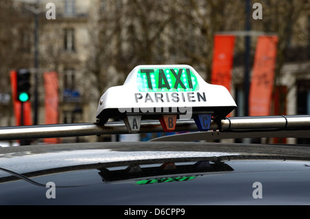 Nahaufnahme von Taxischild in Paris Frankreich Stockfoto