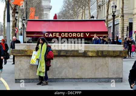 Landstreicher auf der Avenue Champs-Elysees in Paris Frankreich Stockfoto