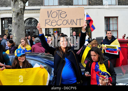 London, UK. 16. April 2013. Unterstützer des venezolanischen Oppositionsführers Capriles Radonski protestieren außerhalb Bolivar Hall in London. Sie fordern eine Neuauszählung der Stimmen die Präsidentschaftswahlen. Kredit-Yanice Idir / Alamy live-News. Stockfoto