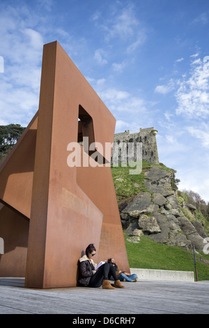 Skulptur auf Promenade Paseo Nuevo Jorge Oteiza mit dem Titel "Void Bau" in San Sebastián, Donostia, Baskenland, Spanien Stockfoto