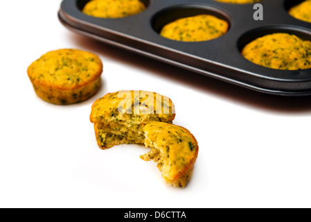 Pie-Form mit Spinat Kuchen auf einem weißen Hintergrund. Stockfoto