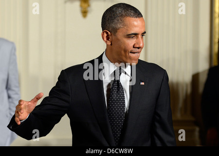 US-Präsident Barack Obama stellt der Commander In Chief Trophäe der US-Marineakademie Fußballmannschaft während einer Zeremonie im Weißen Haus 12. April 2013 in Washington, DC. Stockfoto