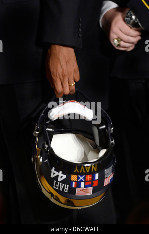 US Präsident Barack Obama hält US-Marineakademie Football Helm während einer Zeremonie der Commander In Chief Trophäe im Weißen Haus 12. April 2013 in Washington, DC zu präsentieren. Stockfoto