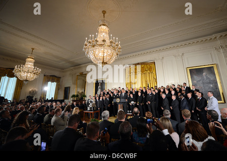 US-Präsident Barack Obama stellt der Commander In Chief Trophäe der US-Marineakademie Fußballmannschaft während einer Zeremonie im Weißen Haus 12. April 2013 in Washington, DC. Stockfoto