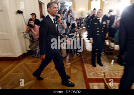 US-Präsident Barack Obama tritt der East Room, der Commander In Chief Trophäe der US-Marineakademie Fußballmannschaft während einer Zeremonie im Weißen Haus 12. April 2013 in Washington, DC zu präsentieren. Stockfoto