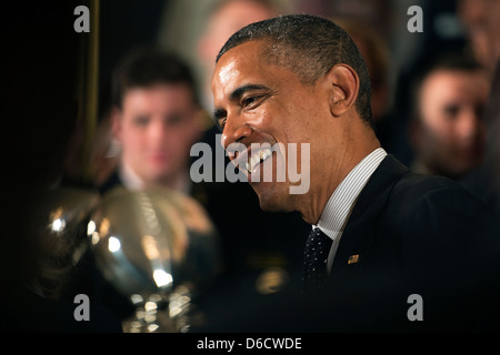 US-Präsident Barack Obama stellt der Commander In Chief Trophäe der US-Marineakademie Fußballmannschaft während einer Zeremonie im Weißen Haus 12. April 2013 in Washington, DC. Stockfoto