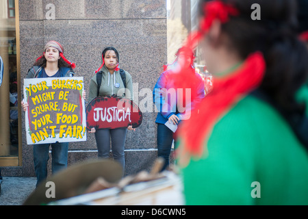 Landarbeiter Protest vor einem Wendy Fastfood-Restaurant in Midtown Manhattan in New York Stockfoto